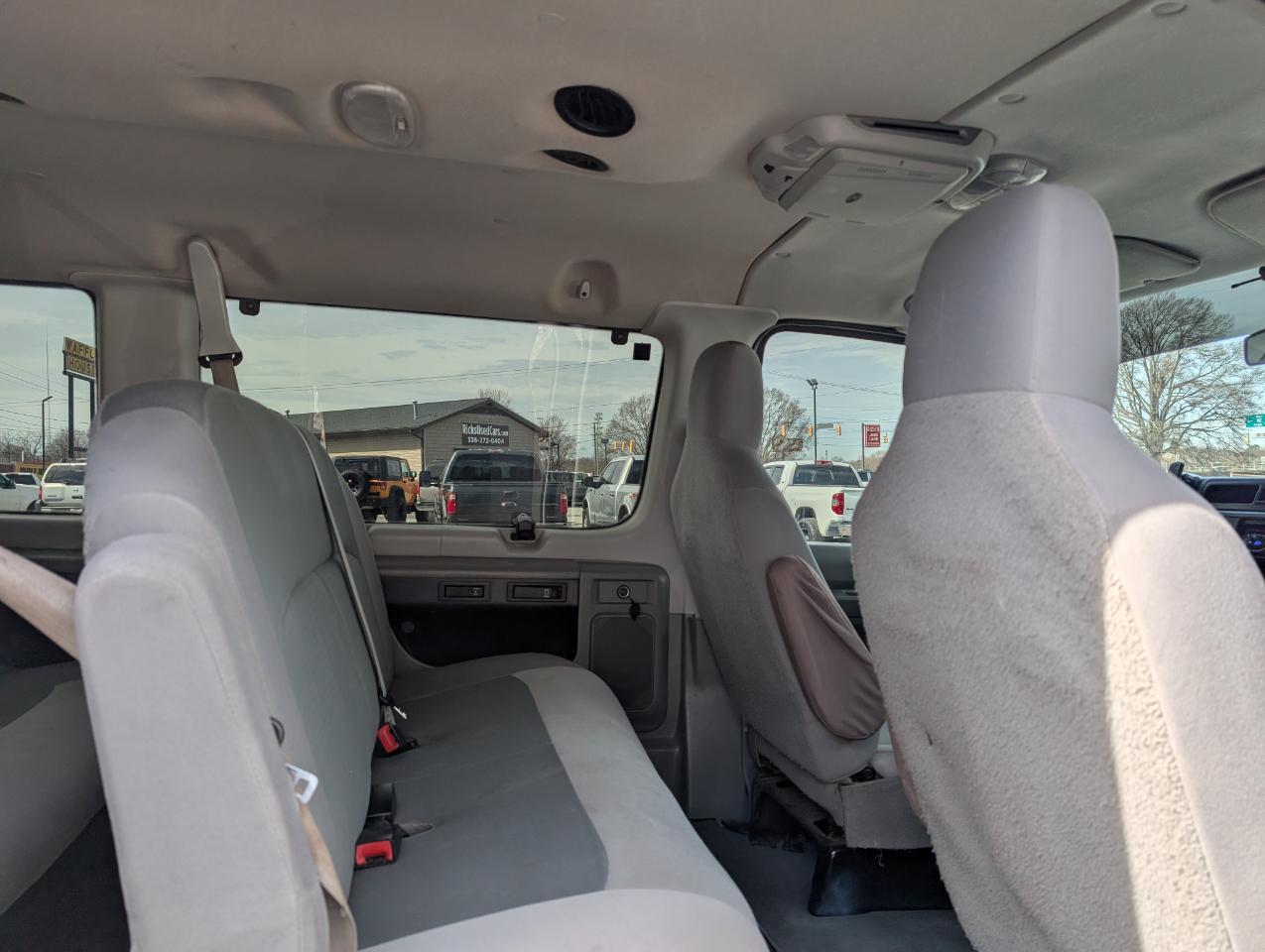 Ford Econoline Wagon E-350 XLT Super Duty 2011