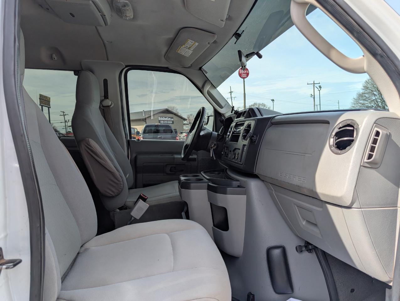 Ford Econoline Wagon E-350 XLT Super Duty 2011