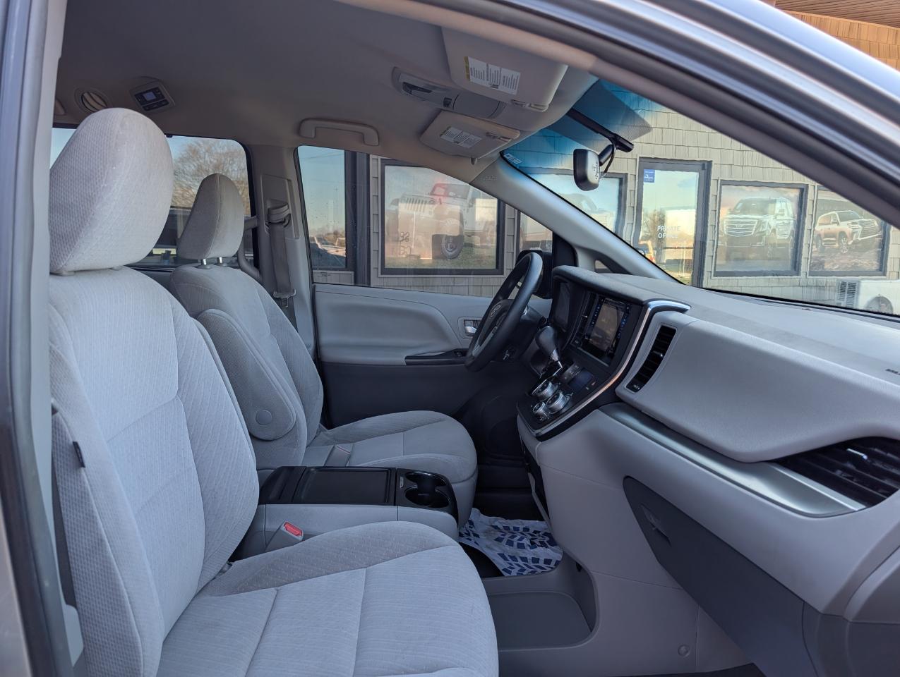 Toyota Sienna LE 8-Passenger 2016