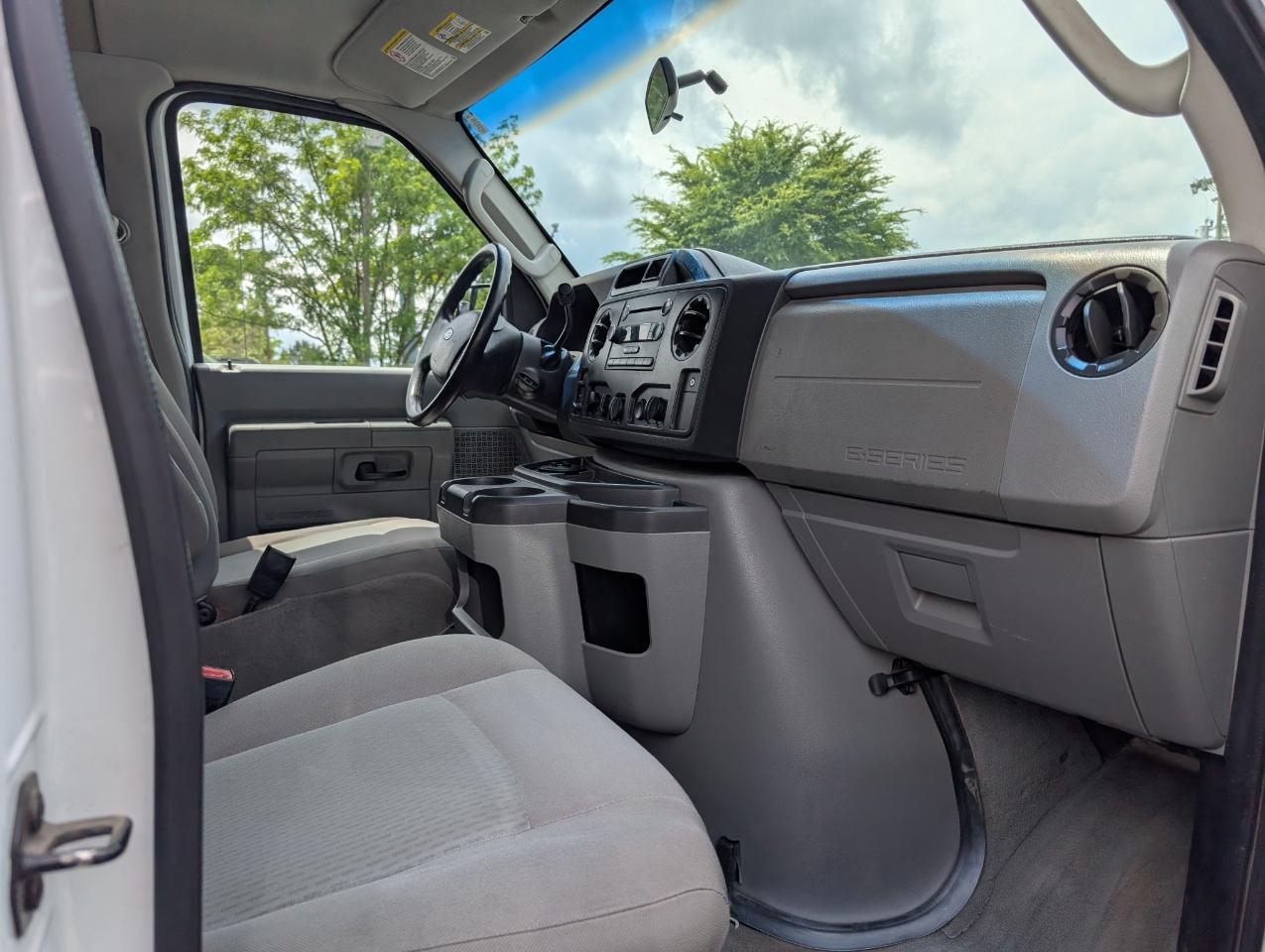 Ford Econoline Wagon E-350 XLT Super Duty 2013