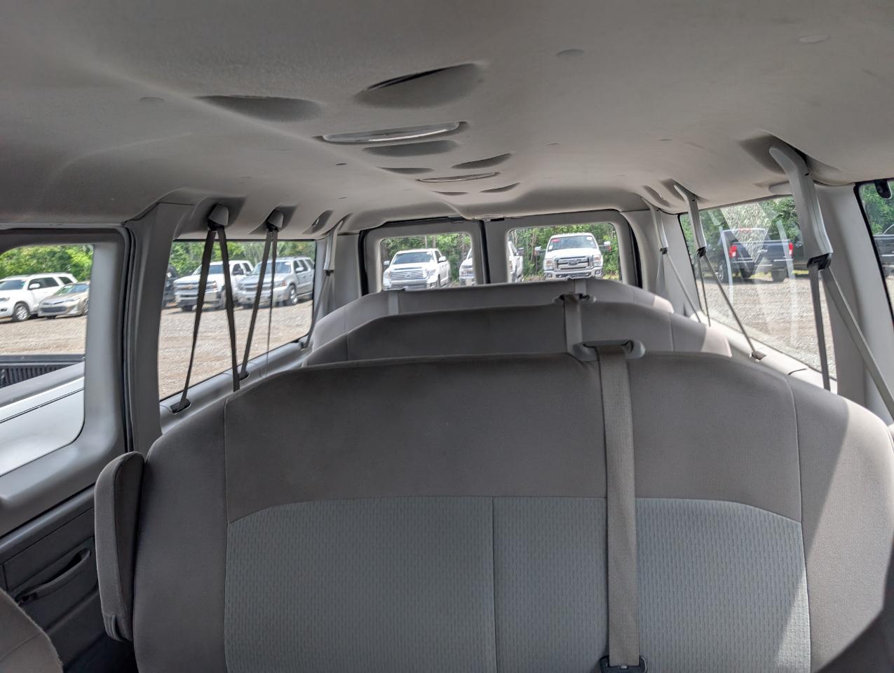 Ford Econoline Wagon E-350 XLT Super Duty 2013
