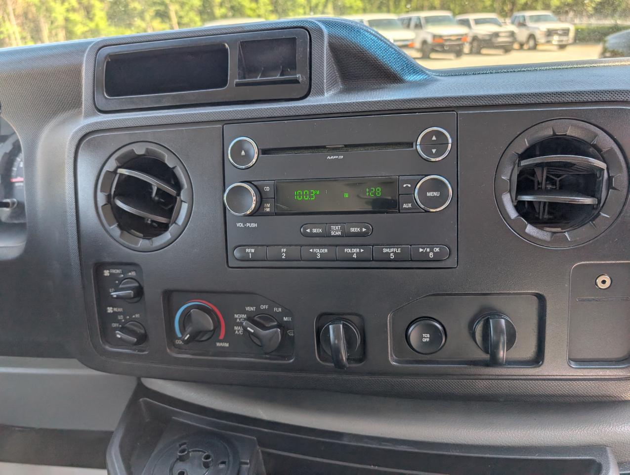 Ford Econoline Wagon E-350 XLT Super Duty 2013