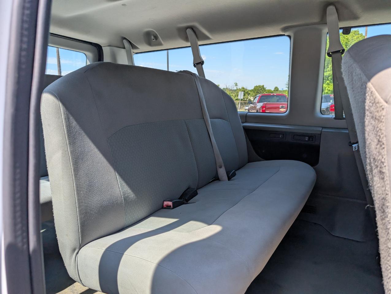 Ford Econoline Wagon E-350 XLT Super Duty 2013