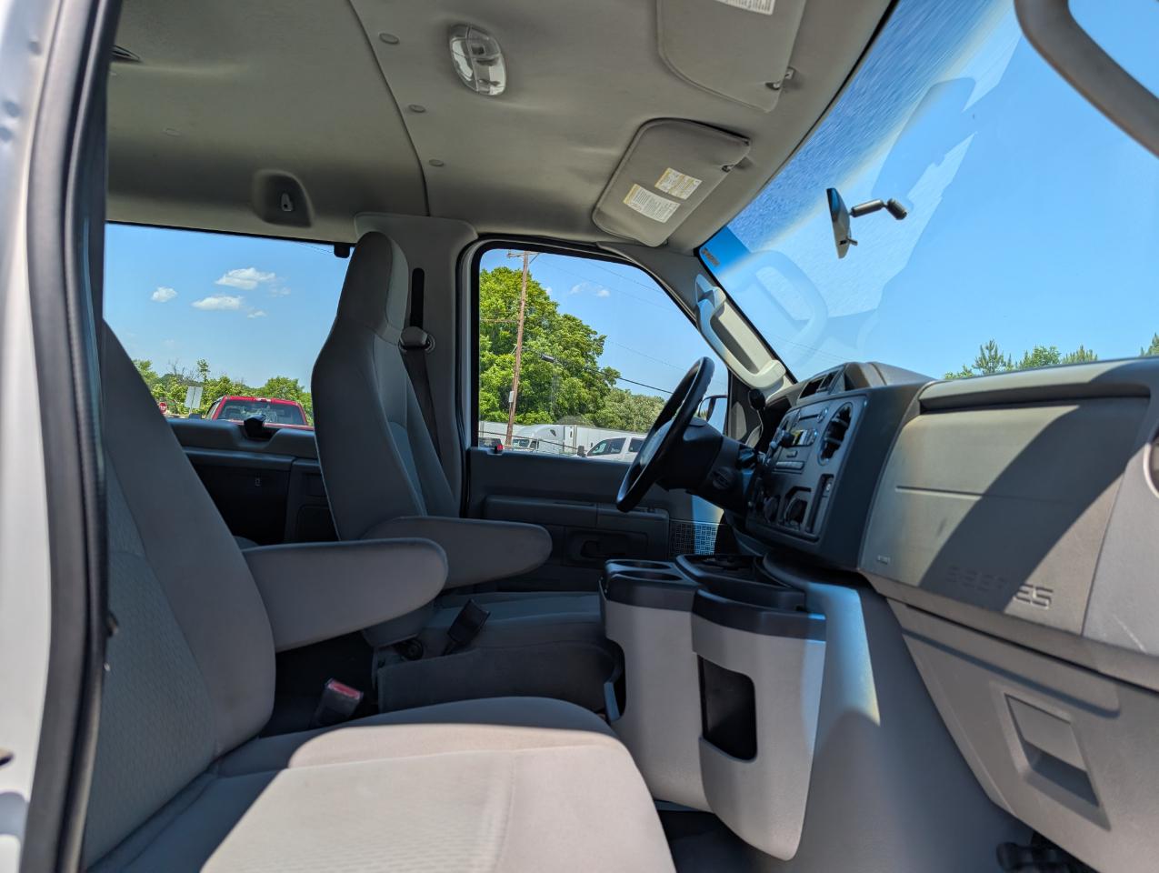Ford Econoline Wagon E-350 XLT Super Duty 2013