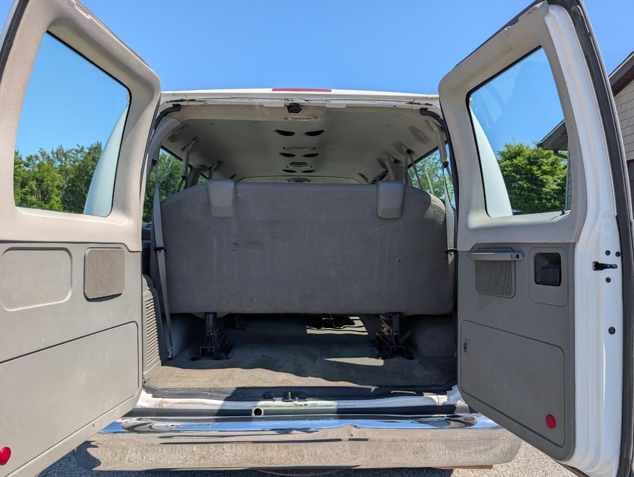 Ford Econoline Wagon E-350 XLT Super Duty 2013