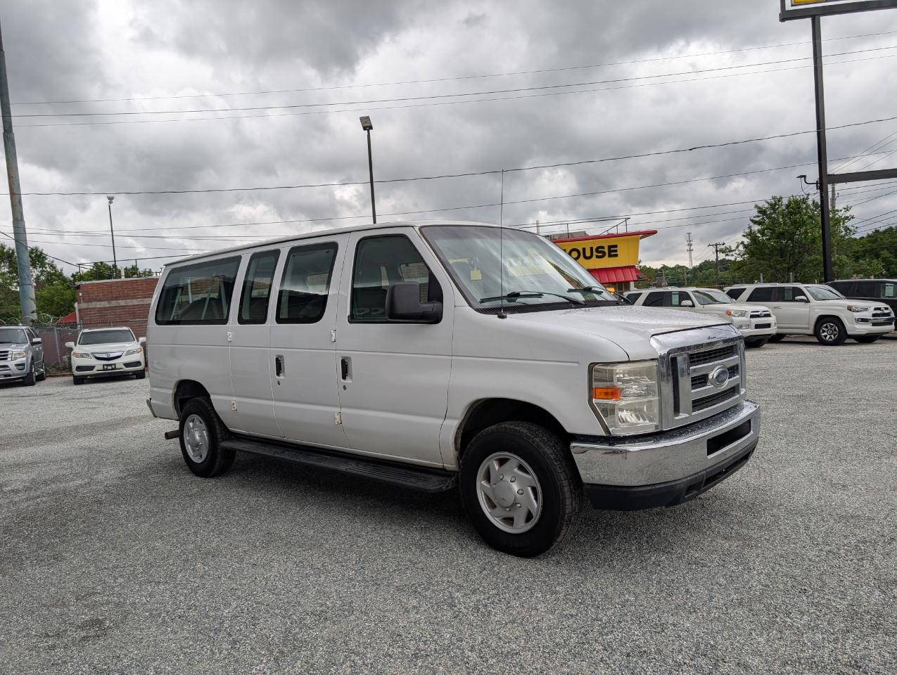 Ford Econoline Wagon E-350 XLT Super Duty 2013