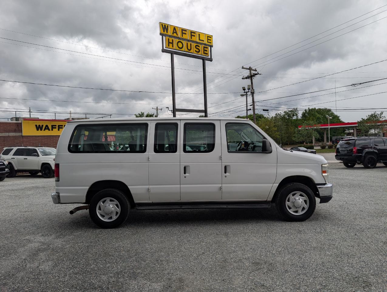Ford Econoline Wagon E-350 XLT Super Duty 2013