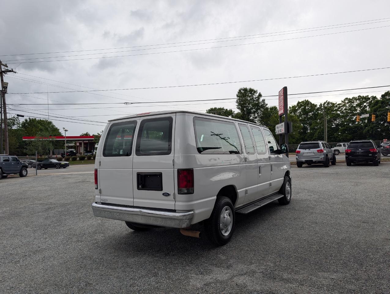 Ford Econoline Wagon E-350 XLT Super Duty 2013