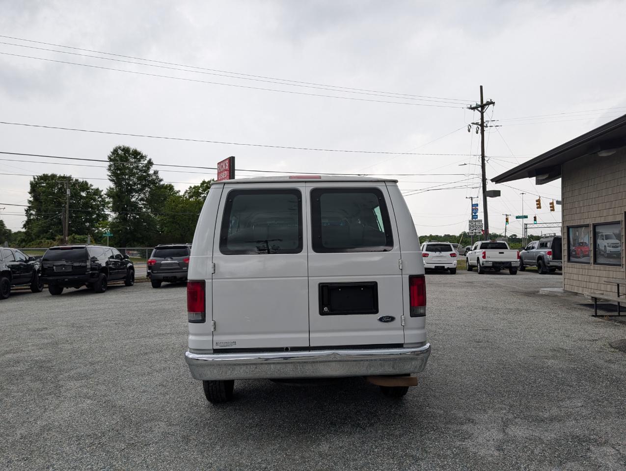 Ford Econoline Wagon E-350 XLT Super Duty 2013
