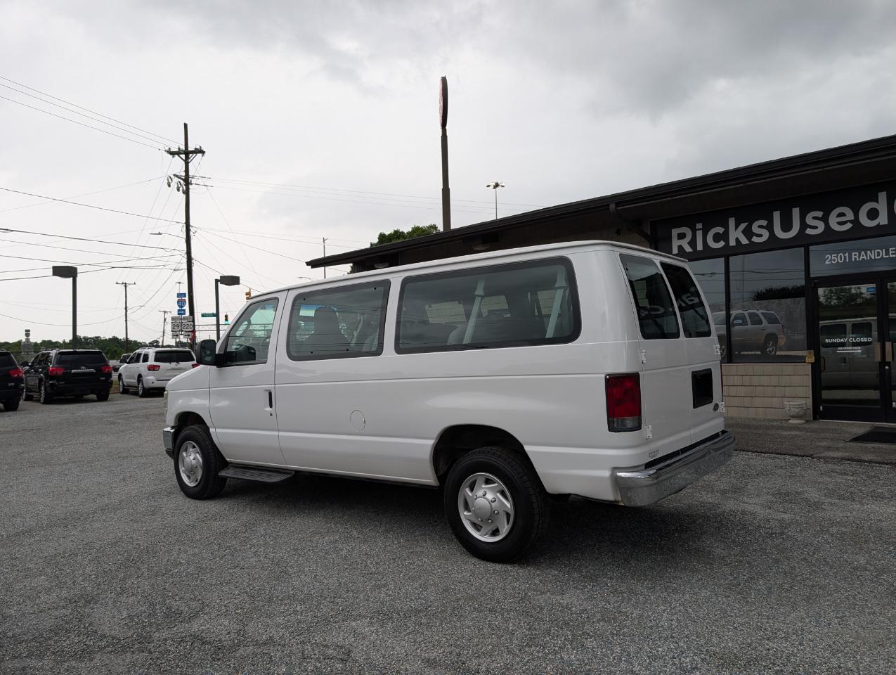 Ford Econoline Wagon E-350 XLT Super Duty 2013