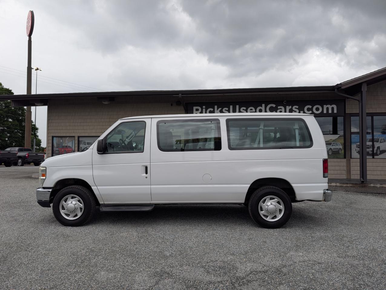 Ford Econoline Wagon E-350 XLT Super Duty 2013