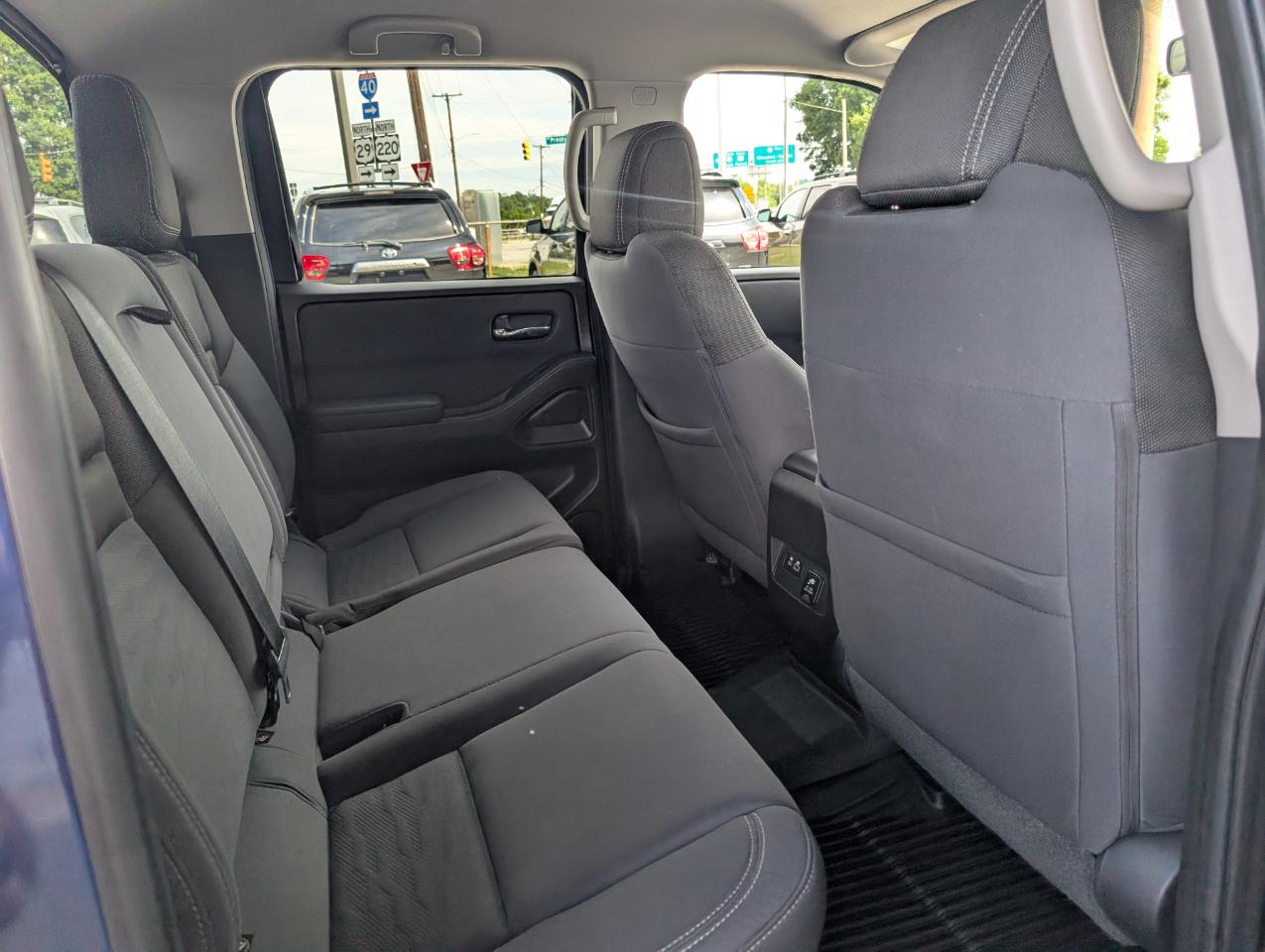 Nissan Frontier SV Crew Cab 4WD 2022