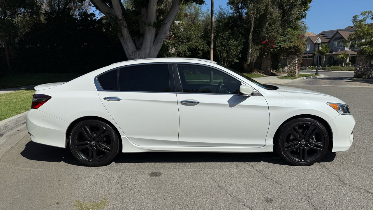 2017 Honda Accord Sport photo 4