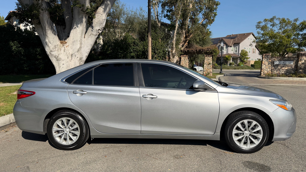 2017 Toyota Camry LE photo 2