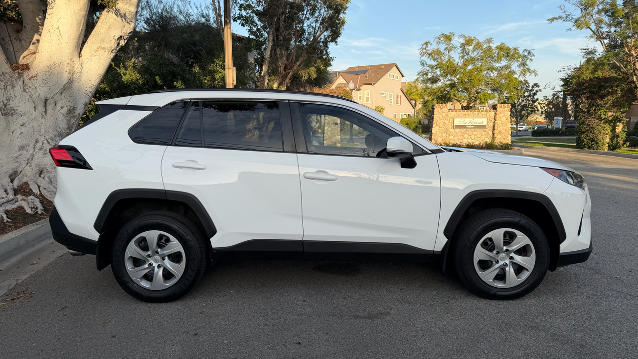 Toyota RAV4 LE FWD (Natl) 2021