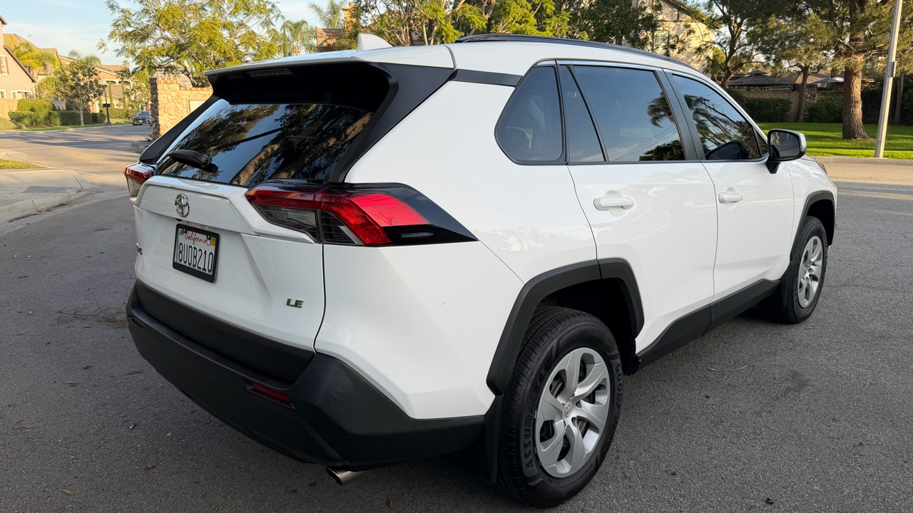 Toyota RAV4 LE FWD (Natl) 2021