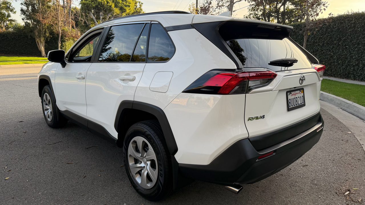 Toyota RAV4 LE FWD (Natl) 2021