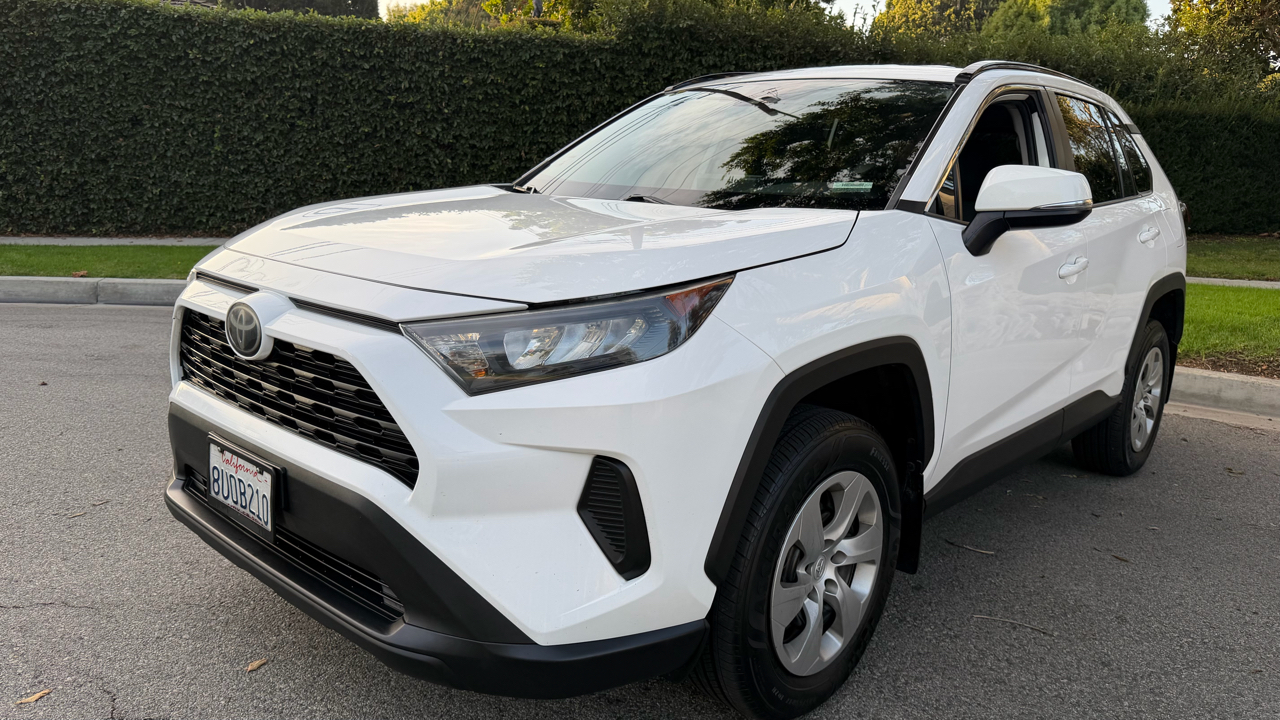 Toyota RAV4 LE FWD (Natl) 2021