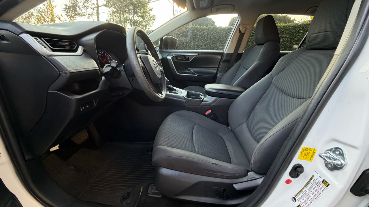 Toyota RAV4 LE FWD (Natl) 2021