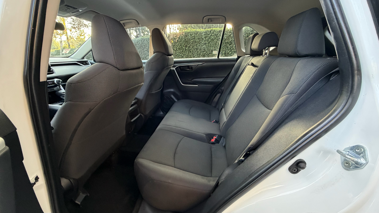 Toyota RAV4 LE FWD (Natl) 2021