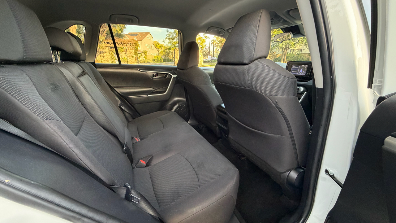 Toyota RAV4 LE FWD (Natl) 2021