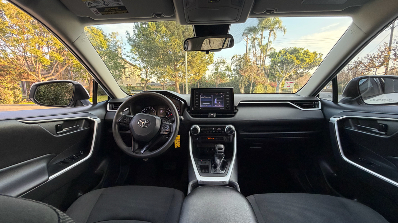 Toyota RAV4 LE FWD (Natl) 2021