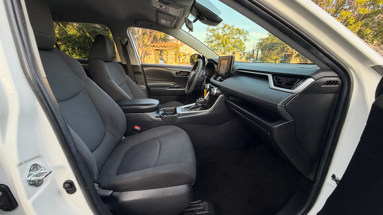 Toyota RAV4 LE FWD (Natl) 2021