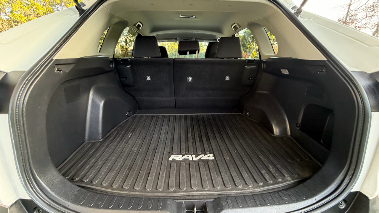 Toyota RAV4 LE FWD (Natl) 2021