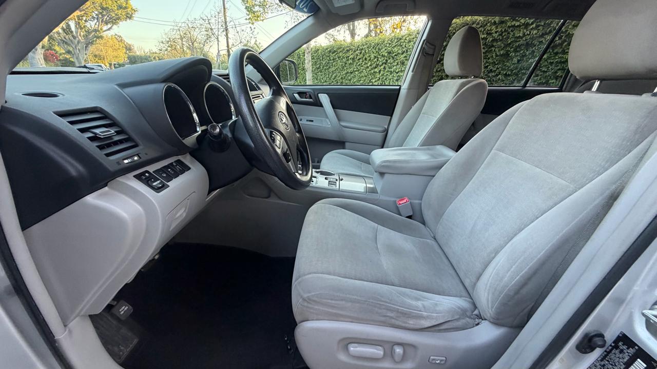 Toyota Highlander FWD 4dr V6 (Natl) 2013