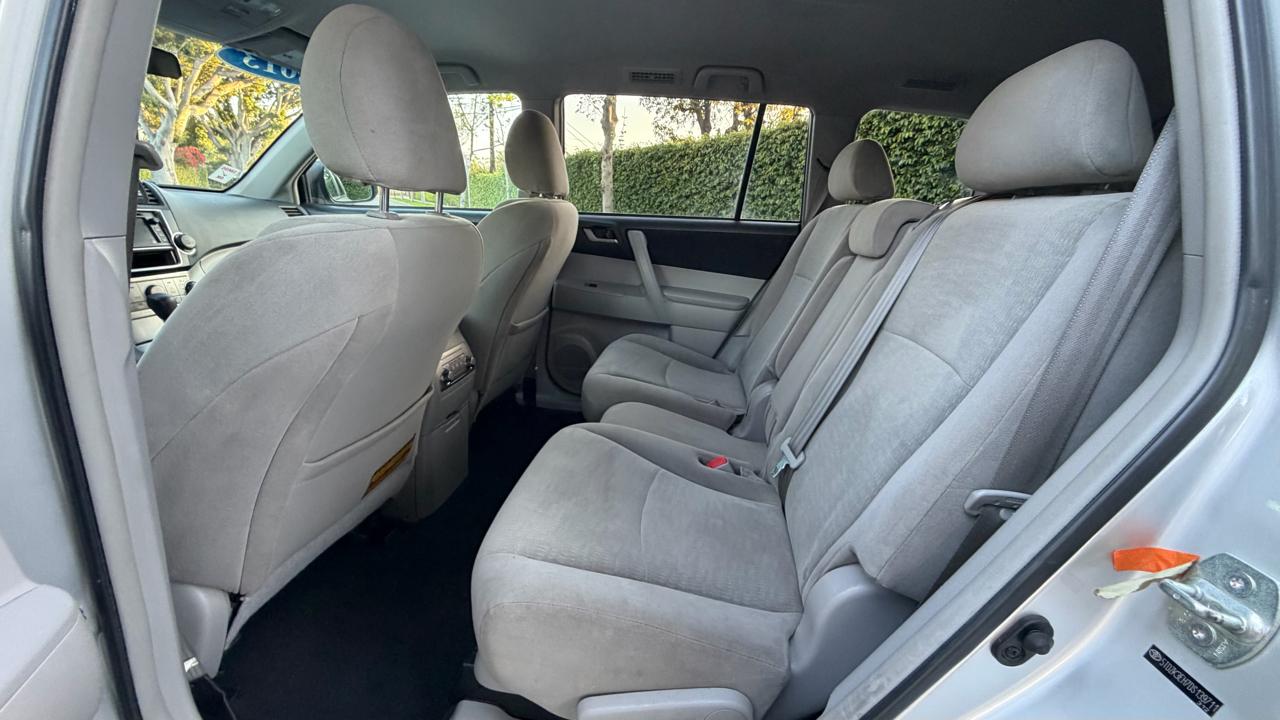 Toyota Highlander FWD 4dr V6 (Natl) 2013