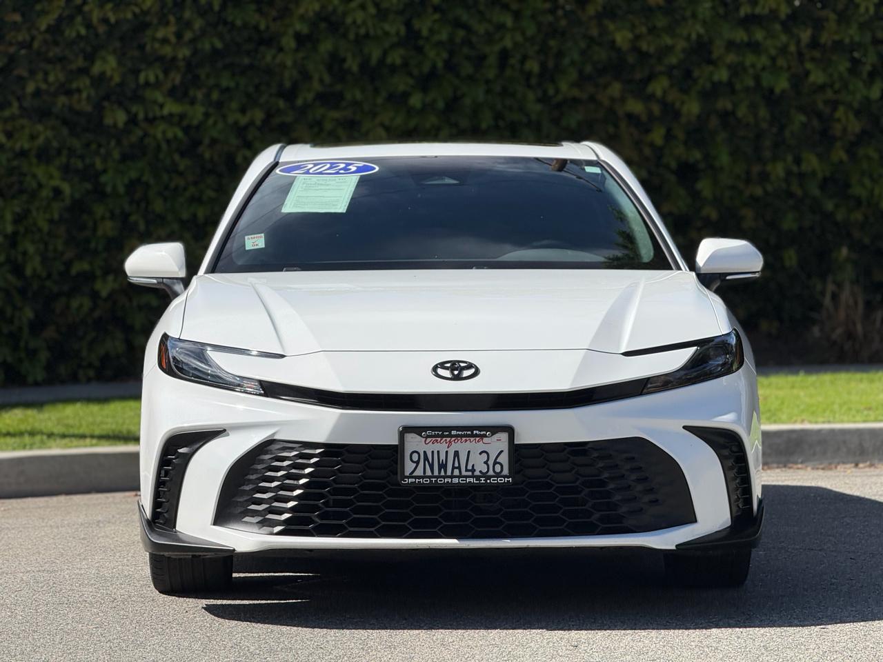 Toyota Camry SE Auto (Natl) 2025