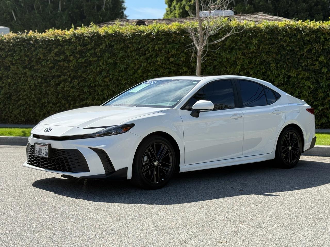 Toyota Camry SE Auto (Natl) 2025