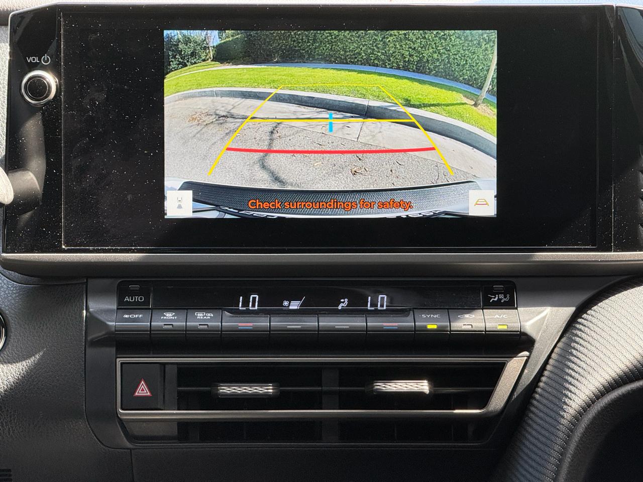 Toyota Camry SE Auto (Natl) 2025