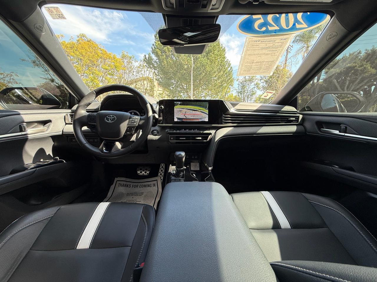 Toyota Camry SE Auto (Natl) 2025