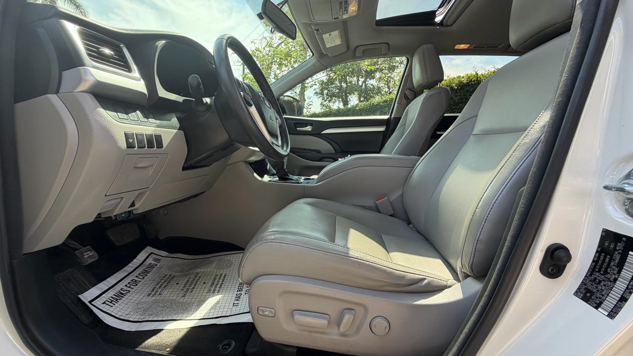 Toyota Highlander LE V6 FWD (Natl) 2017