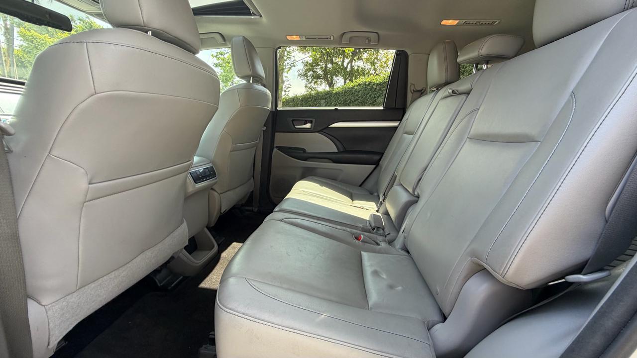 Toyota Highlander LE V6 FWD (Natl) 2017