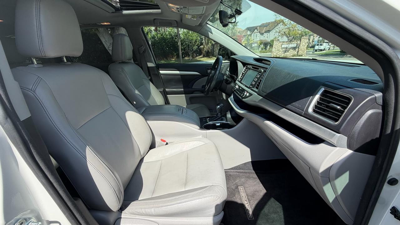 Toyota Highlander LE V6 FWD (Natl) 2017