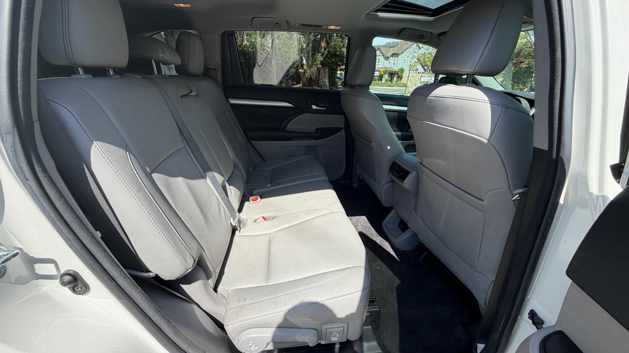 Toyota Highlander LE V6 FWD (Natl) 2017