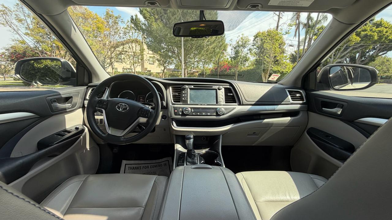 Toyota Highlander LE V6 FWD (Natl) 2017