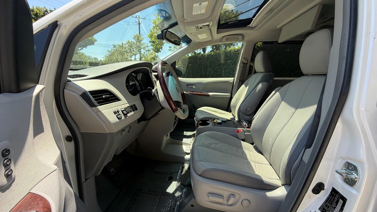 Toyota Sienna 5dr 7-Pass Van V6 XLE AAS FWD (Natl) 2014