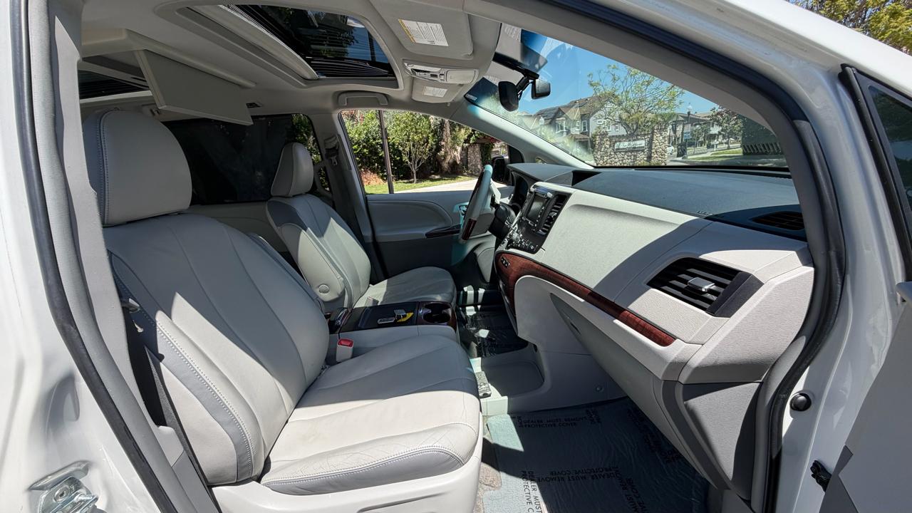 Toyota Sienna 5dr 7-Pass Van V6 XLE AAS FWD (Natl) 2014