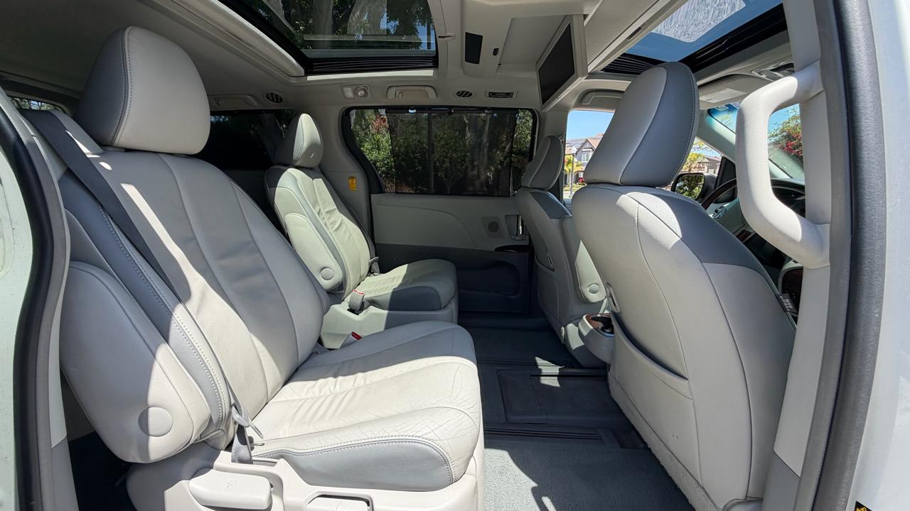Toyota Sienna 5dr 7-Pass Van V6 XLE AAS FWD (Natl) 2014