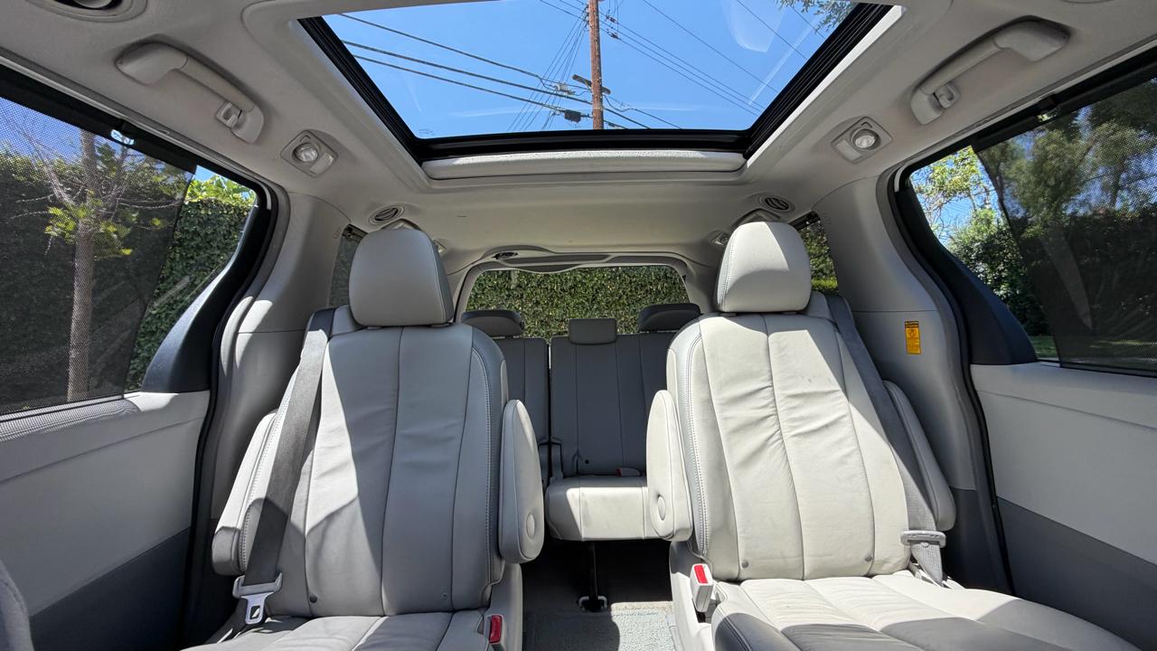 Toyota Sienna 5dr 7-Pass Van V6 XLE AAS FWD (Natl) 2014