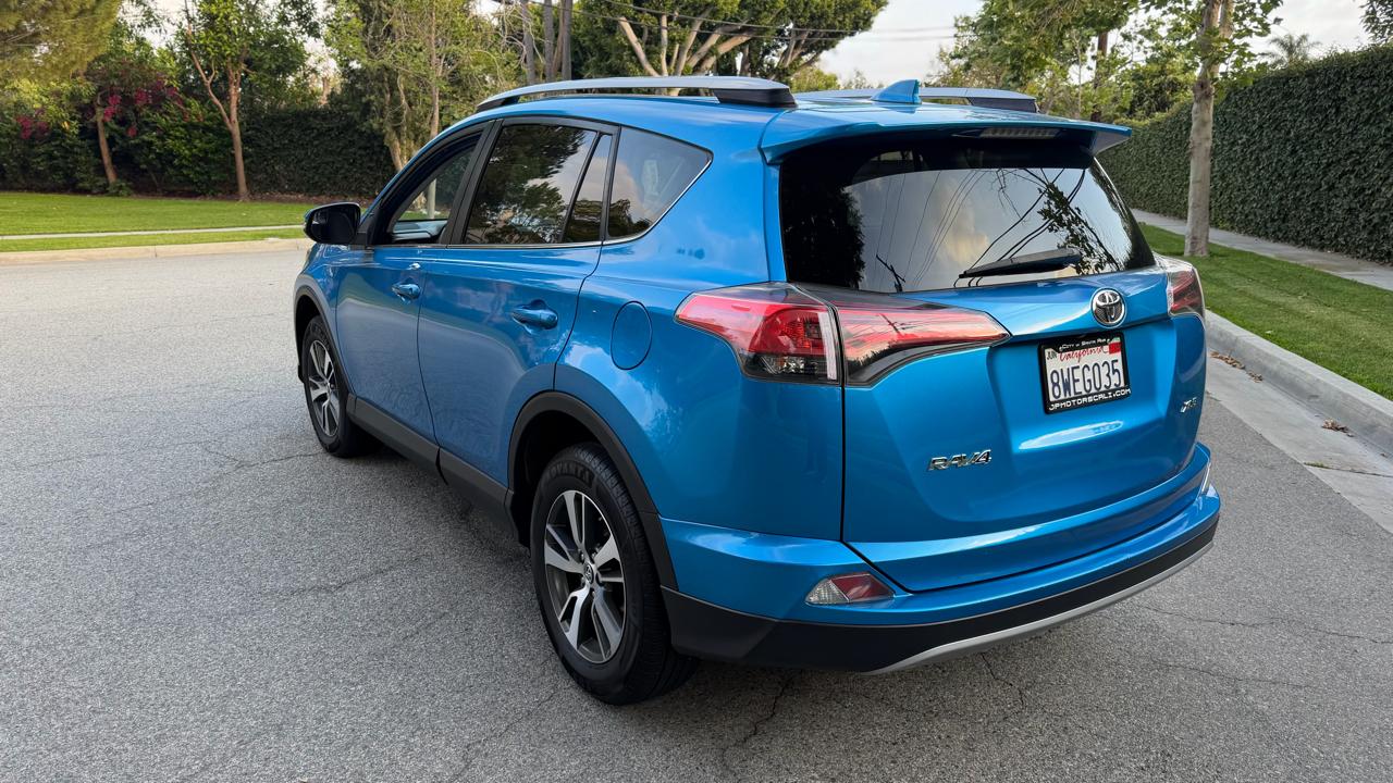Toyota RAV4 XLE FWD (Natl) 2017