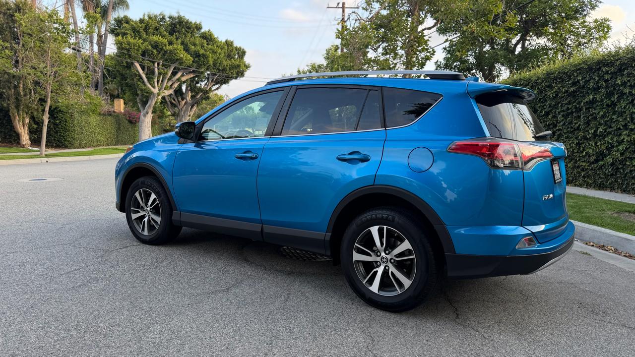 Toyota RAV4 XLE FWD (Natl) 2017