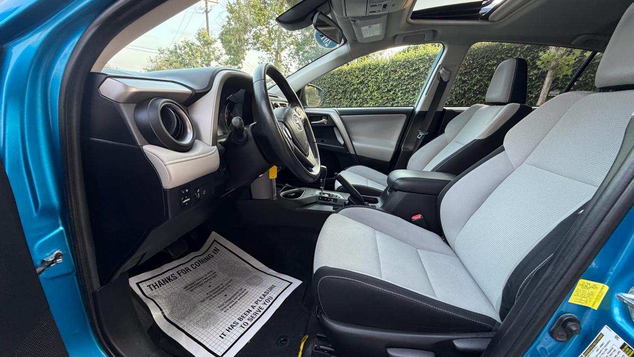 Toyota RAV4 XLE FWD (Natl) 2017