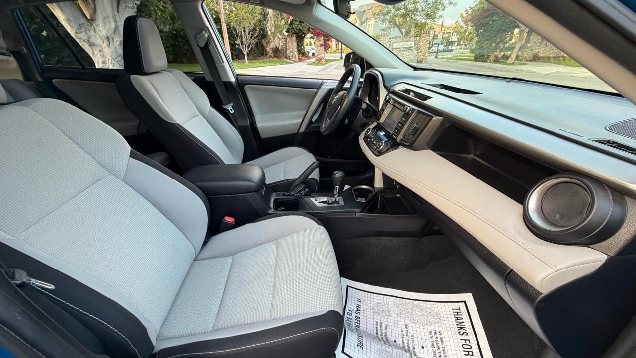 Toyota RAV4 XLE FWD (Natl) 2017
