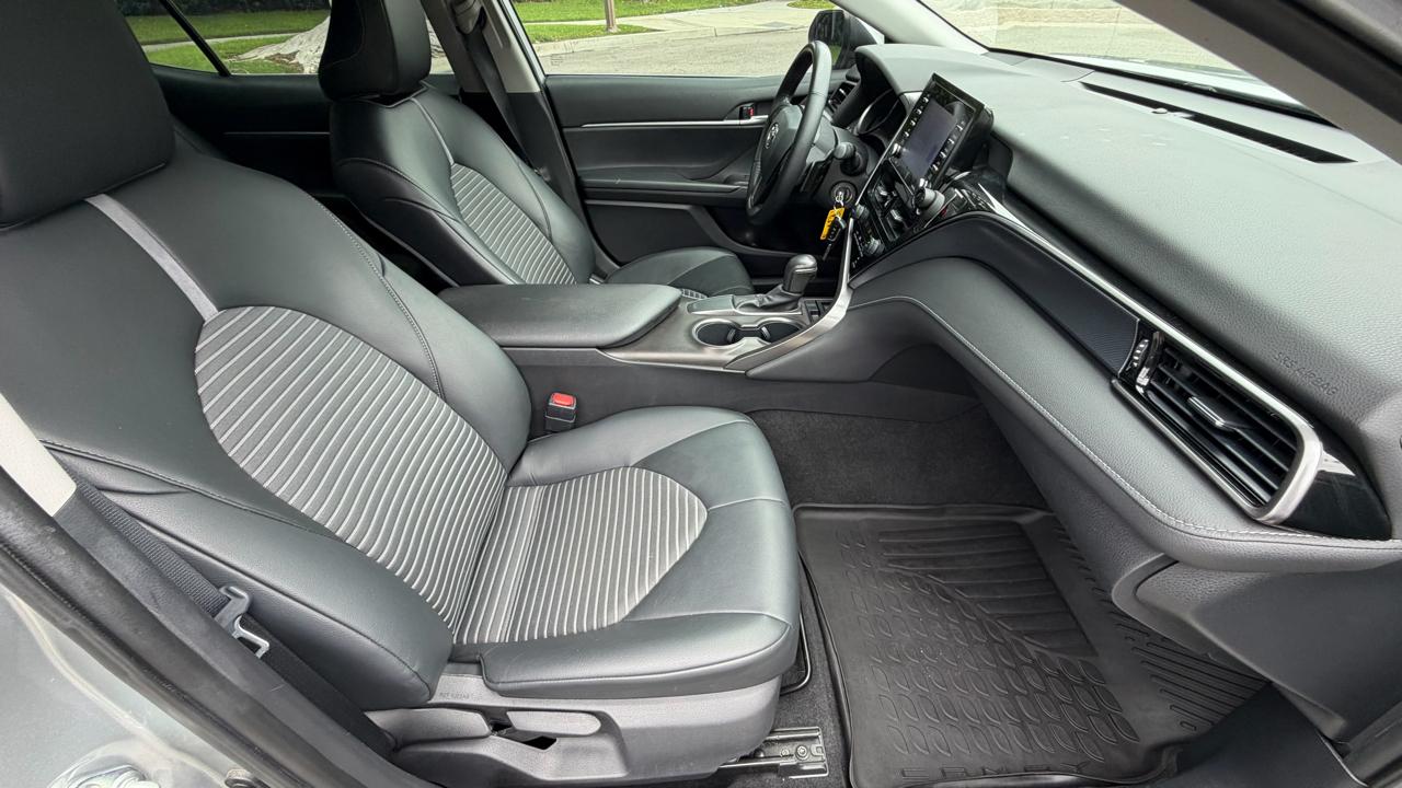 Toyota Camry SE Auto (Natl) 2021