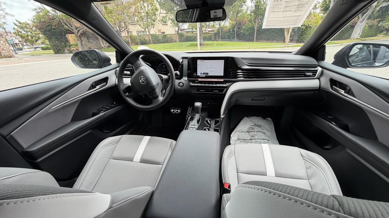 Toyota Camry SE (Natl) 2026