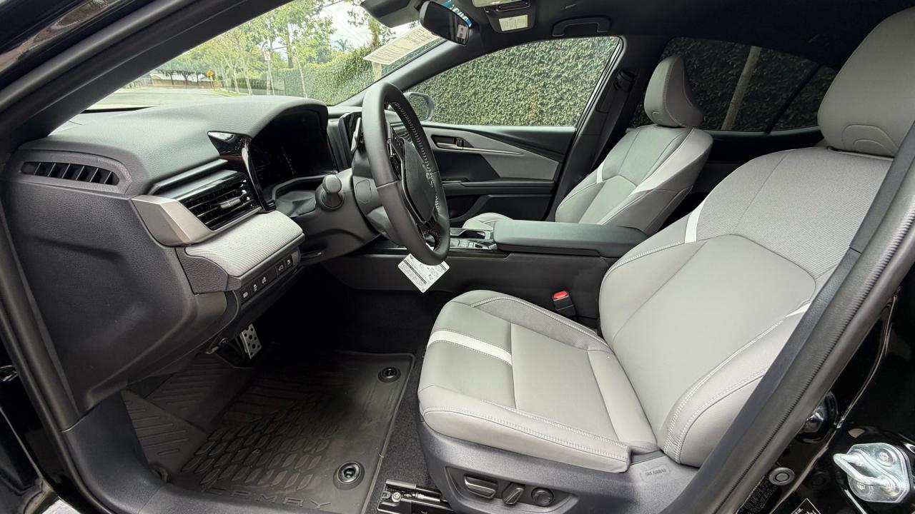 Toyota Camry SE (Natl) 2026